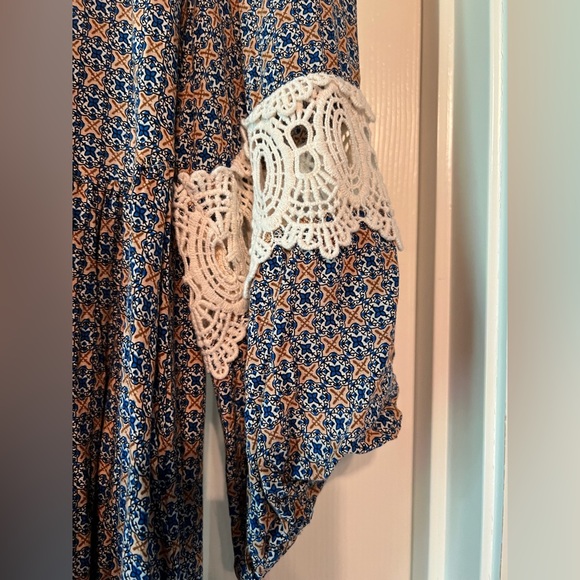 Umgee Blue and Brown/Gold Pattern Mini Dress with Lace Sleeves - Picture 4 of 9